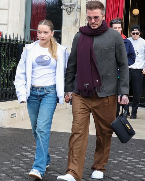 It’s Paris, the Beckham way! 😎 Ahead of Victoria Beckham’s fashion show tonight, her husband David was spotted hand in hand with daughter Harper leaving their hotel, with sons Brooklyn and Cruz not far behind 🇫🇷 David Beckham Style 2024, David Beckham 2024, Harper Beckham Style, David Beckham Family, Beckham Family, David Beckham Style, Harper Beckham, Posh And Becks, Beckham Style