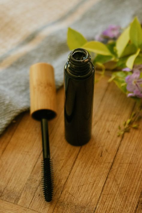 How to make a natural mascara using five ingredients; activated charcoal, bentonite clay, glycerin, aloe vera, and beeswax. This homemade mascara applies beautifully to lashes and doesn’t smudge. How To Make Mascara, Homemade Mascara, Diy Natural Makeup, Aloe Vera Uses, Diy Mascara, Makeup Ingredients, Makeup Recipes, Blue Mascara, Homemade Makeup