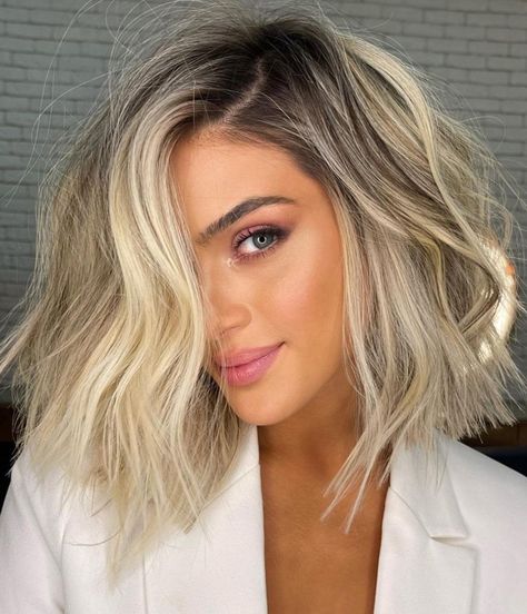 Ash Blonde Short Hair, Short Blonde Bobs, Short White Hair, Short Hair Highlights, Medium Blonde Hair, Blonde Lob, Messy Bob, Silver Blonde Hair, Blond Balayage