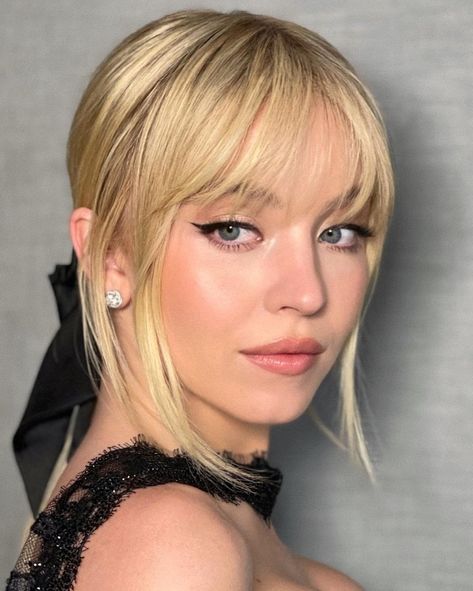 Smink Inspiration, Sydney Sweeney, Angel Face, Hairstyles With Bangs, Bridal Makeup, Cortes De Cabello Corto, Blue Eyes, Hair Inspo, Amazing Women