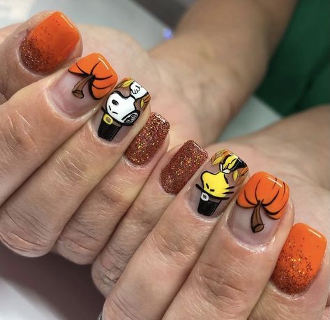 Thanksgiving Nails Charlie Brown, Peanuts Thanksgiving Nails, Snoopy Fall Nail Art, Cute Thanksgiving Nail Ideas, The Great Pumpkin Charlie Brown Nails, Fall Character Nails, Cute Nails For Thanksgiving, Charlie Brown Nails Thanksgiving, Snoopy Nails Thanksgiving