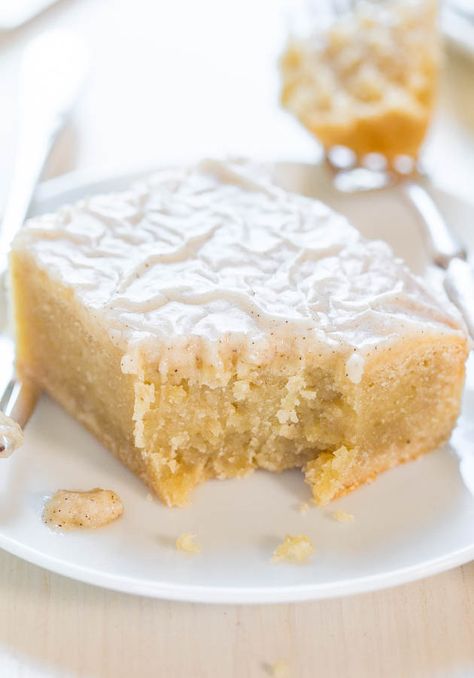 Fudgy Banana Bars with Vanilla Bean Browned Butter Glaze -  The banana equivalent of moist, fudgy brownies! Best use EVER of ripe bananas! Old Fashioned Banana Pudding, Banana Recipes Overripe, Homemade Banana Pudding, Butter Glaze, Banana Bars, Averie Cooks, Banana Dessert, Overripe Bananas, Browned Butter