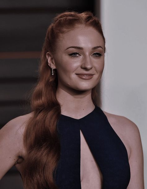 sophie turner Sophia Turner, French Plait, Red Curls, Side Parting, Blonde Moments, Side Swept Hairstyles, Beauty Hair Color, Blonde Waves, Bright Blonde