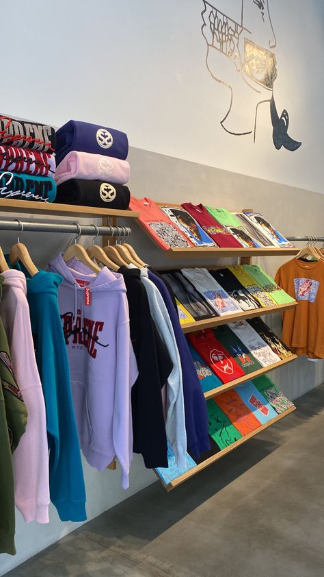 Streetwear Shop Design, Retail Store Interior Design Boutiques, Skateshop Interior, Apparel Store Design, Visual Merchandising Displays Clothing, Small Clothing Store, Small Clothing Store Interior, Vintage Store Ideas, Art Fair Display