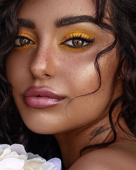 Makeup For Round Eyes, Eye Makeup For Hooded Eyes, Almond Eye Makeup, Maquillage On Fleek, Hazel Eye Makeup, Yellow Makeup, Deep Set Eyes, Yellow Eyeshadow, Makeup For Hazel Eyes