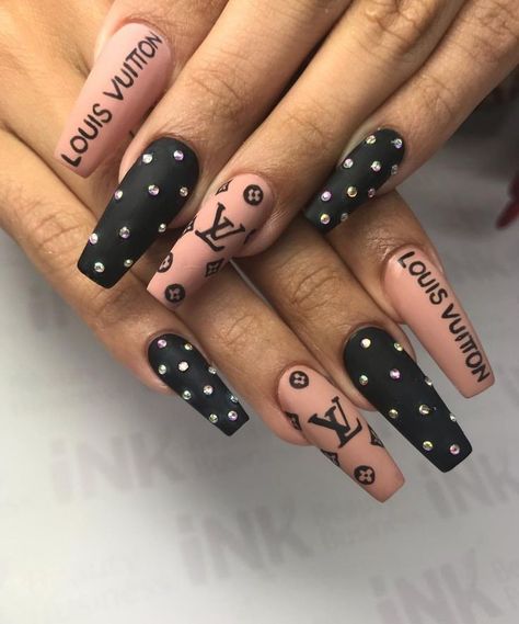 Lv Nails Louis Vuitton, Brand Nails, Chanel Nails Design, Lv Nails, Louis Vuitton Nails, Shiny Nails Designs, Es Nails, Gucci Nails, Designer Nails