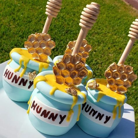 Treat Maker, Baby Shower Gift Favors, Candy Apple Recipe, Honey Bee Baby Shower, Baby Shower Sweets, Winnie The Pooh Cake, Baby Shower Dessert Table, Bee Birthday Party, Flamingo Cake