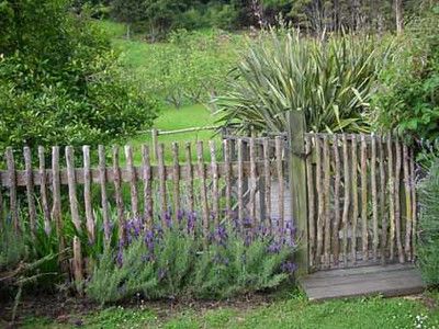 Homemade Fence, Cerca Natural, Cheap Garden Fencing, Rustic Garden Fence, Rustic Fence, Natural Fence, Simple Garden, Fence Landscaping, Veg Garden