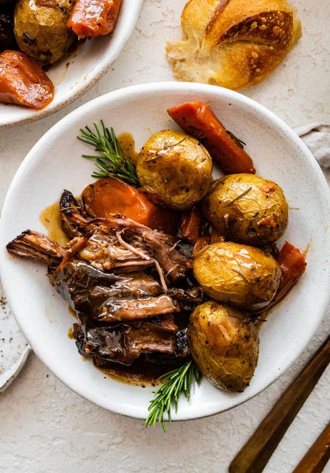 How to Cook the Perfect Pot Roast Recipe in the Oven Pot Roast In The Oven, Sunday Pot Roast, Oven Pot Roast, Roast Gravy, Perfect Pot Roast, Classic Pot Roast, Sirloin Roast, Best Pot Roast, Pot Roast Recipe