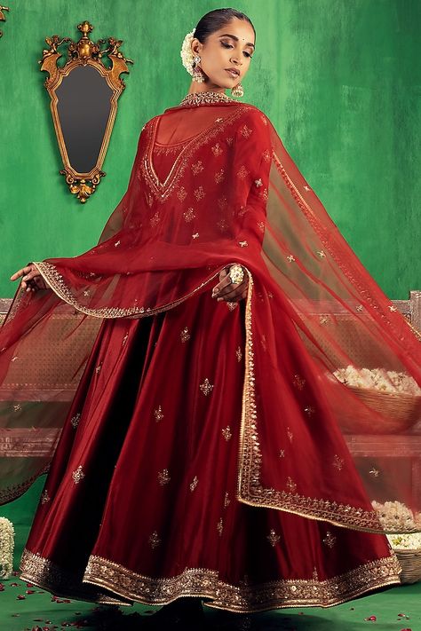 Red Embroidered Anarkali Set Design by Jigar Mali at Pernia's Pop Up Shop 2023 Jigar Mali, Mahima Mahajan, Silk Anarkali Suits, Popup Shop, Mehendi Outfit, Silk Anarkali, Dresses Traditional, Embroidered Anarkali, Pakistani Wedding Outfits