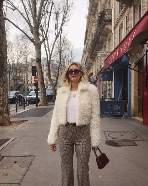 The One Coat Trend That Will Never Go Out of Style Cream Fur Coat, Fur Coat Outfits, Faux Fur Coats Outfit, Fur Jacket Outfit, Cropped Fur Jacket, Simple Midi Dress, Style Année 80, Fur Coat Outfit, Fur Trim Coat