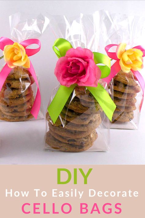 You can easily decorate cello bags for home baked cookies or other fun treats with this creative gift wrapping idea. These are so quick to make, you can put them together while the cookies are baking in the oven. These gift bags can be made in advance and saved for when you need them. #giftwrappingideas #cutepresentwrapping #creativegiftwrapping #diypresentwrappingideas #cellobags Cookie Treat Bags Packaging Ideas, Cellophane Wrapping Ideas Treat Bags, Cookie Bag Ideas, Cute Food Packaging Ideas, How To Package Cookies For Gifts, Packaging Ideas For Baked Goods, Cookie Wrapping Ideas, Ministering Gifts, Bake Sale Displays