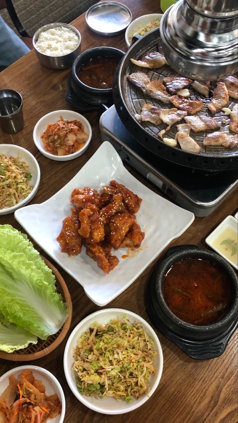 Korean Samgyupsal Aesthetic, Samgyupsal Photography, Samgyupsal Restaurant, Samgyupsal Ig Story, Korean Cooking Aesthetic, Samgyup Date, Korean Food Aethstetic, Korean Fast Food, Pause Game