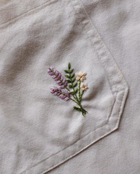 Embroidery Tiny Patterns, Simple Flower Bouquet Embroidery, Simple Lavender Embroidery, Simple Small Embroidery Designs, Embroidery Lavender Pattern, Tiny Embroidered Flowers, Cute Simple Embroidery Designs, Cute Simple Embroidery Ideas, Sweatshirt Embroidery Ideas Simple