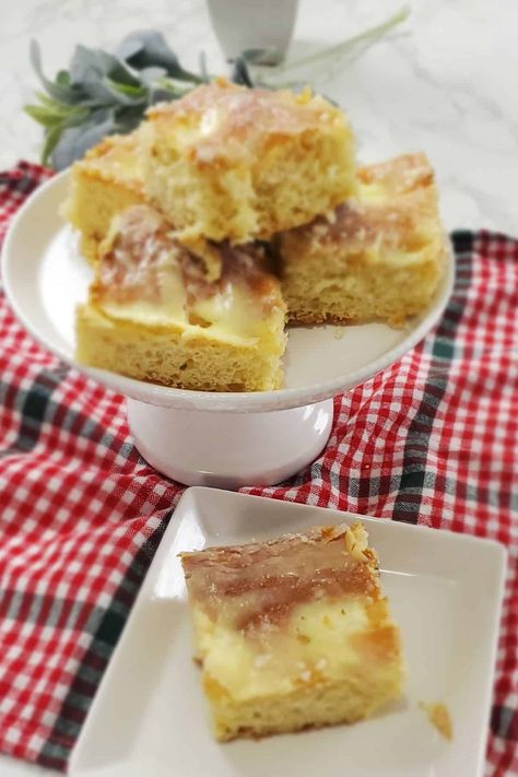 German Kuchen Recipes, German Coffee Cake, German Meals, Yeast Cake, Swiss Food, Cream Cheese Coffee Cake, Snack Cakes, German Cake, German Baking