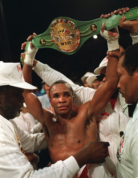 JOHANNESBURG—A World Boxing Council championship belt belonging to former South African President Nelson Mandela has been stolen from… Boxing 101, Wbc Belt, Boxing Pictures, Boxing Lifestyle, Sugar Ray Leonard, Boxing Legends, Ray Leonard, Vintage Boxing, Boxing Images