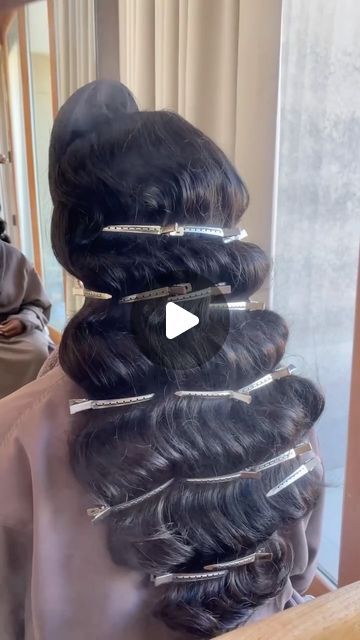 HairByEstylez on Instagram: "Glamour Vintage waves with a classic twist for my beautiful bride Josephine✨ Her wedding in Amangiri was beyond amazing! 🌄  . . .  Photographer: @stanlophotography  MUA: @mua_ttt_tia  Videographer: @bricksgroup" Vintage Glamour Bedroom, Glamourous Bedroom, Airplane Crafts, Glamour Vintage, Vintage Waves, Magic Hair, Orange Garland, Lace Doilies, Vintage Glamour