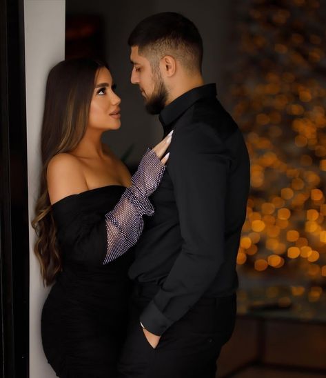 Couple Photo Session, Famous Twins, Studio Photoshoot Ideas, Engagement Pictures Poses, Cute Couple Outfits, Couple Picture Poses, Cute Couple Poses, Couple Photoshoot Poses, Photo Poses For Couples