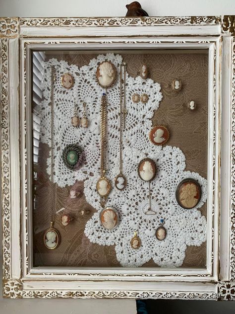 How To Display Old Jewelry, Vintage Brooch Display, Brooch Display Ideas, Upcycle Old Jewelry, Picture Frame Upcycle, Jewelry Shadow Box, Family Heirloom Display, Vintage Handkerchiefs Crafts, Brooch Display