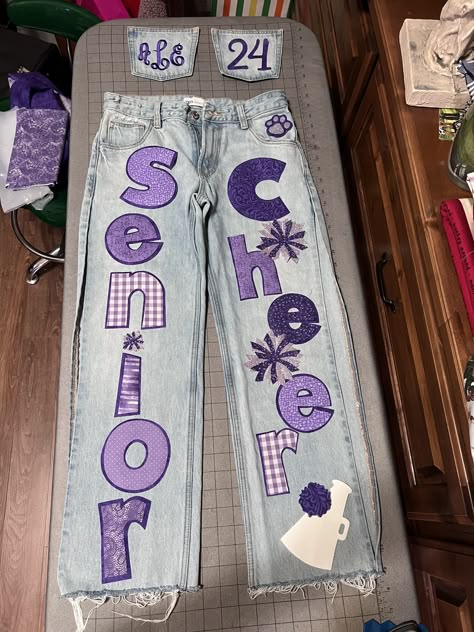 Senior Jeans Ideas High Schools, Senior Painted Jeans, Spirit Jeans, Senior Year Diy, Spirit Pants, Senior Hoco, Senior Jeans, Senior Things, School Jeans