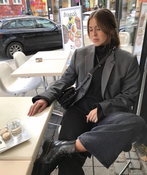 Charcoal Blazer Women, Dark Grey Blazer Outfits For Women, Dark Grey Jacket Outfit, Dark Grey Blazer Women Outfit, Dark Grey Blazer Outfit, Gray Blazer Outfit Women, Grey Jacket Outfit, Jess Alizzi, Grey Blazer Women