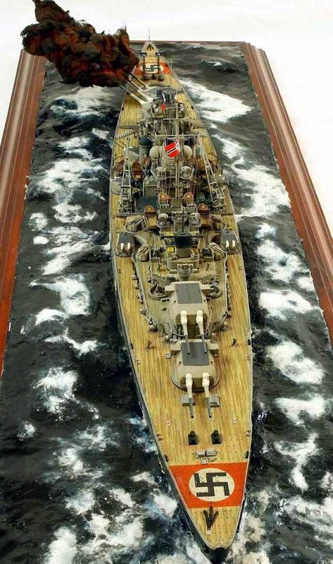 Wiking Autos, Battleship Bismarck, Model Warships, Model Diorama, Scale Model Ships, Military Modelling, Model Hobbies, Military Diorama, Model Paint