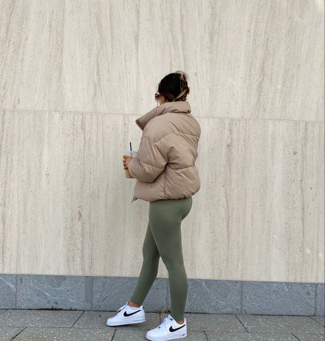 Khaki Leggings Outfit, Beige Puffer Jacket, Khaki Leggings, Beige Puffer, Green Gym, Ootd Spring, Beige Outfit, Winter 23, Sunglasses Brown