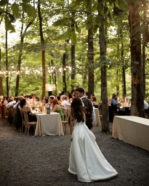 Kylee and Travis’s wedding reception dinner felt just like a backyard gathering with all their closest friends and family. 🌿♥️ #weddingplanner #chattanoogaweddings #oakleafcottage #tennesseeweddingplanner #chattanoogaweddingplanner #chattanoogawedding #oakleafcottagewedding #weddingplanning Venue: @oakleaf_cottage Photo/Video: @weaver__media Caterer/Bar: @highhautefoods DJ: @firstverseproductions Musicians: @booemusic Florist: @creeksideflowerfarm Hair: @beautybyqd Makeup: @juliafran... Backyard Gathering, Wedding Reception Dinner, Chattanooga Wedding, Cottage Wedding, Classic Color Palette, Reception Dinner, Tennessee Wedding, Oak Leaf, Wedding Event Planning