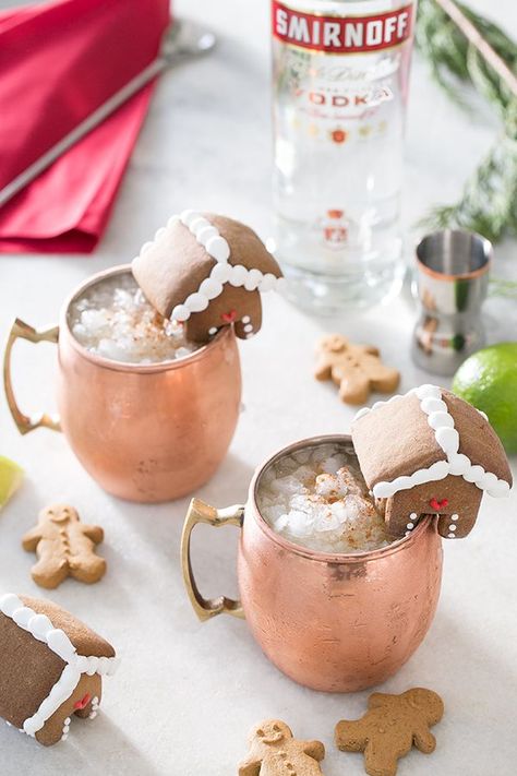 This Christmas Moscow mule has to be one of my all time favorite tipples! With its gingerbread infusion, it’s got a spicy kick and a warmth that’s perfect for winter parties! Plus it’s full of great flavors yet so easy to make! #Gingerbread #MoscowMule #ChristmasCocktailRecipe Apple Cider Moscow Mule, Best Christmas Cocktails, Cocktails Vodka, Ginger Cocktails, Moscow Mules, Moscow Mule Recipe, Mule Recipe, Winter Cocktails, Pretty Drinks