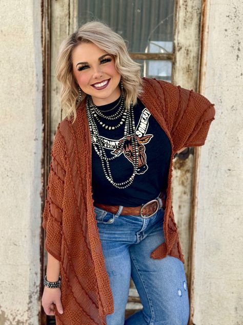 Casual Western Outfits For Women, Jeans Outfit Fall Casual, Western Work Outfit, Western Outfits Women Plus Size, Plus Size Western Wear, Bull Graphic, Western Chic Fashion, Country Chic Outfits, Boho Style Inspiration