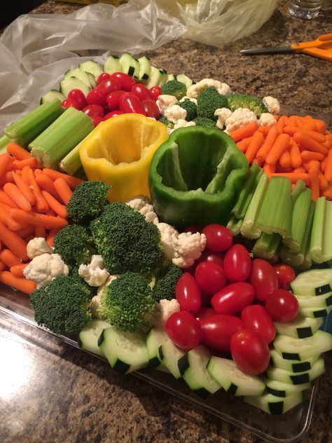 Summer Veggie Platter, Summer Veggie Platter Ideas, Veggie Tray For Bridal Party, Halloween Veggie Platter Ideas, Veg Tray Ideas Vegetable Platters, Veggie Party Trays, Vegetable Tray Ideas Parties, Easy Crudite Platter Ideas, Vegetable Trays Veggie Platters