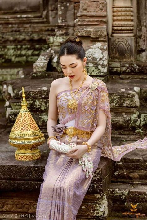 Khmer Traditional Clothes, Khmer People, Thai Costume, Cambodia Wedding, Thai Traditional Dress, Traditional Clothes, Thai Style, Asian Outfits, Traditional Dress