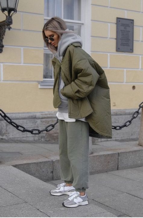 Winter Fashion 2023 Australia, Fall 2023 Fashion Trends Street Style Women, Winter Street Style 2023 Women, Fall 2023 Fashion Trends Street Style, Winter Sporty Outfits, Tuna Rice, Street Style 2023, Sweat Gris, Winter Fashion Jackets