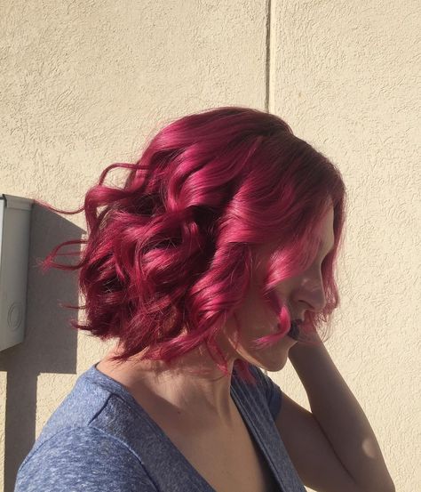 Magenta Hair Color Ideas, Hair Color Ideas Bright, Magenta Hair Color, Fuschia Hair, Magenta Hair Colors, Red Pink Hair, Magenta Hair, Layered Curls, Short Bob Haircuts