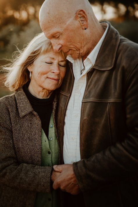 Older Couple Wedding, Old Couple Photography, Older Couple Poses, Older Couple Photography, Grandparents Photography, Cute Old Couples, Extended Family Photography, Shooting Couple, Grandparent Photo