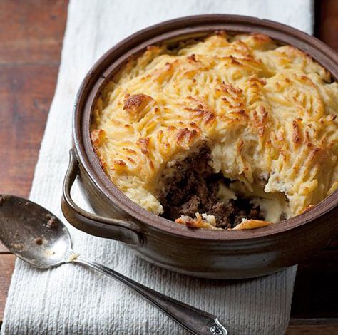 Cottage Pie With Mustard Cheese Topping .... https://au.pinterest.com/source/blog.templeandwebster.com.au/ Shepherd Pie, Cottage Pie Recipe, Comfort Dinner, Martha Stewart Recipes, Shepherds Pie Recipe, Pasta Carbonara, Beef Casserole Recipes, Cottage Pie, Savory Pies