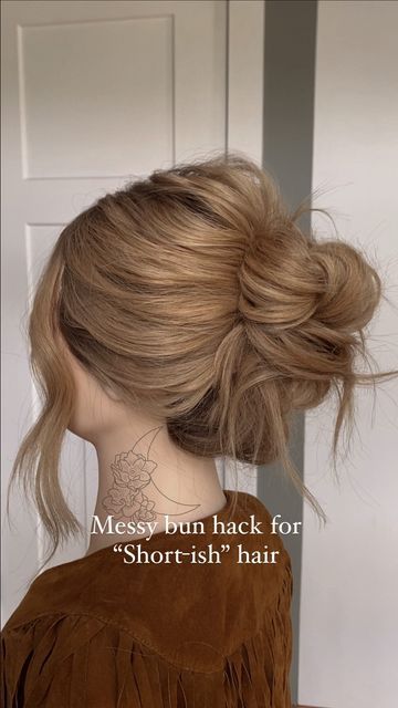 Bun With Pieces Out, Low Updo Medium Length Hair, Low Messy Bun Hairstyles Short Hair, Easy Bridesmaid Hair For Short Hair, Messy Updo Tutorial Medium Hair, Daily Short Hairstyle, Easy Messy Updo For Short Hair, Loose Bun Short Hair, Mid Length Bun