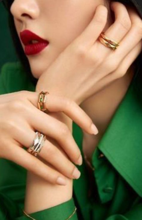 Jewellery Advertising, Jewellery Photography Inspiration, Jewelry Product Shots, Jewelry Photography Styling, Ethereal Makeup, Jewelry Photoshoot, Ig Feed, Hand Model, Jewelry Picture