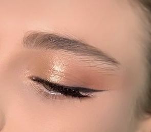 black eyeliner with gold eyeshadow Easy Prom Eyeshadow, Natural Gold Eyeshadow, Soft Golden Eye Makeup, Golden Shimmer Eye Makeup, Champagne Gold Makeup, Hoco Makeup Looks Natural Green Eyes, Eyeshadow For Gold Dress, Gold Eyeshadow Simple, Glossy Eyeshadow Look