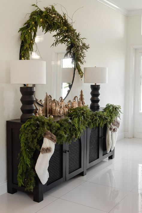 Mantel With Garland, Christmas Entryway Decor, Garland Tutorial, Christmas Entry, Christmas Entryway, Diy Christmas Decor, Entryway Inspiration, Christmas Decor Ideas Diy, Christmas Decor Inspiration