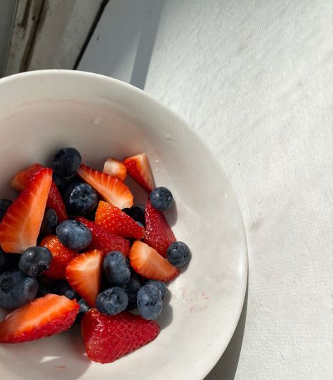 Strawberries And Blueberries Aesthetic, Mallory Aesthetic, Blueberry Aesthetic, Blueberries And Strawberries, Sleepover Food, Strawberry Blueberry, Health Nut, Food Displays, Healthy Girl