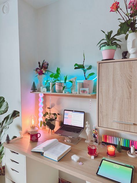 Pastel colors, desk space, study space. Desk Decor Ideas, Pastel Desk, Cozy Desk, Study Desk Decor, Cool Dorm Rooms, Student Room, Cozy Home Office, Uni Room, Dorm Room Ideas