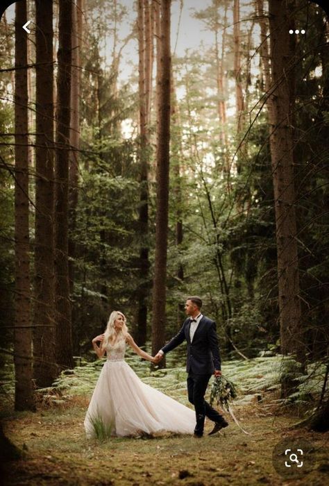 Wedding Photoshoot Forest, Romantic Forest Wedding, Forest Bride, Forest Wedding Photography, Romantic Forest, Forest Theme Wedding, Wedding Portrait Poses, Outdoor Wedding Photography, Wedding Couple Photos