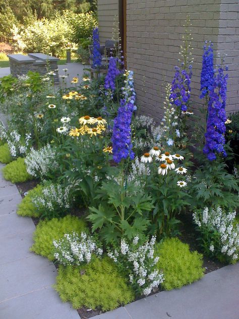 Flower Garden Plans, Front Garden Landscape, Front Yard Garden Design, Rock Garden Landscaping, Most Beautiful Gardens, Have Inspiration, Garden Yard Ideas, Front Yard Garden, Garden Cottage