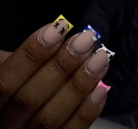 Shirt Baddie Nails, Short Nail Designs Black Women, Nail Ideas Short Square, Short Square Acrylic Nails Designs, Short Exotic Nails, Random Nails, Shorties Nails, Nail Flower, Pretty Nail Colors