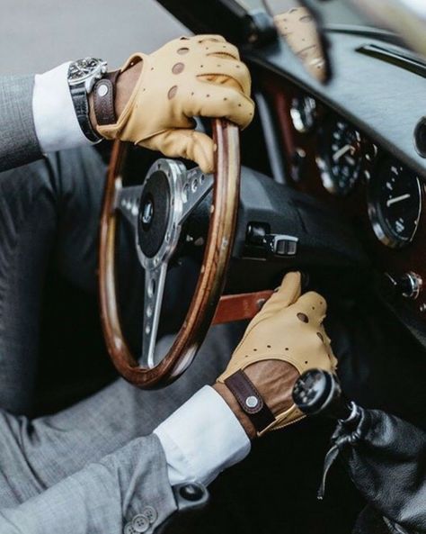 Driving Gloves Men, Gentleman Mode, Mens Luxury Lifestyle, Style Anglais, Gentleman Aesthetic, Leather Driving Gloves, Richard Madden, Driving Gloves, Nicole Richie