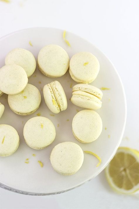 Naturally Sweet Lemon Macaron - Sugar-Free & Gluten-Free Macarons! Sugar Free Macaron Recipe, Macaron Recipe Flavors, Lemon Macaron Recipe, Gluten Free Macaroons, Gorgeous Desserts, Macarons Recipe Easy, Lemon Macarons, Macaron Filling, Macaron Flavors