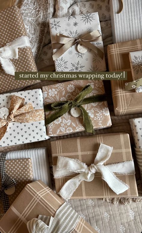 The prettiest vintage-inspired christmas gift wrapping! Velvet ribbon, homemade clay gift tags, neutral colored paper and all the pretty baubles ✨ Minimal Wrapping Paper, Velvet Ribbon Gift Wrapping, Natural Wrapping Paper Ideas, Neutral Christmas Gift Wrapping, Chiffon Ribbon Gift Wrap, Gingerbread Gift Wrapping Ideas, Brown Wrapping Paper Ideas Birthday, Christmas Wrapping Paper Aesthetic, Neutral Christmas Wrapping