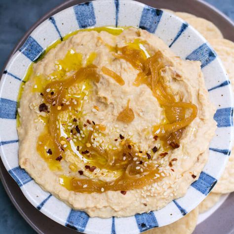 Caramelized Onion Hummus Onion Hummus Recipe, Onion Hummus, Hummus Flavors, Cannoli Cream, Vegan Dinner Recipes Easy, Vegan Recipes Videos, Vegan Lunch Recipes, Vegan Hummus, Caramelized Onion