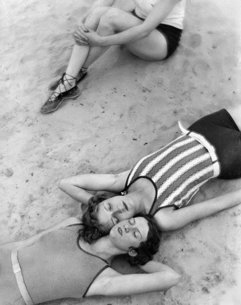 vintage everyday: Amazing Fashion Photography by Martin Munkacsi from between 1930s and 1940s 1920s Swimsuit, Martin Munkacsi, Most Famous Photographers, Matt Hardy, Henri Cartier Bresson, Fashion Art Photography, Richard Avedon, History Of Photography, Famous Photographers